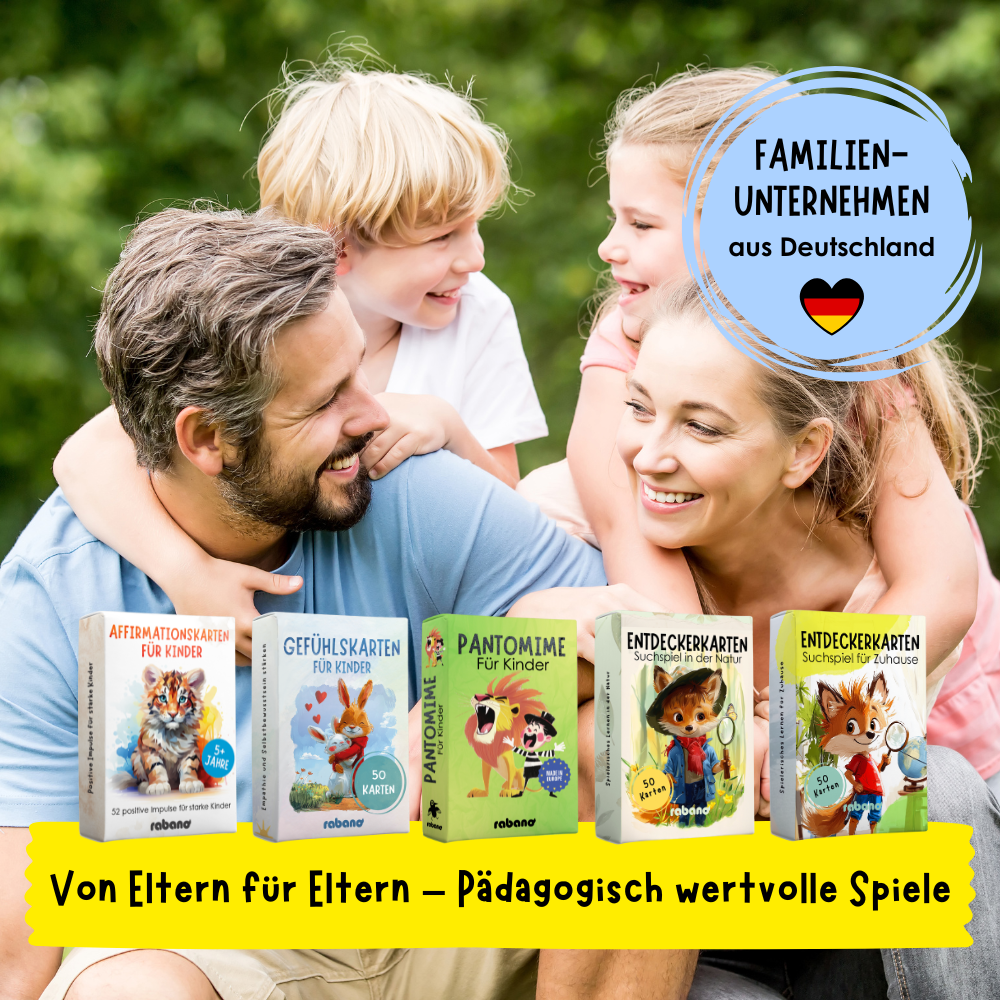 Familie lacht gemeinsam mit Rabano Kids Spielkarten – pädagogisch wertvolle Spiele wie Affirmationskarten, Gefuehlskarten, Pantomime und Entdeckerkarten – Familienunternehmen aus Deutschland mit Produkten von Eltern fuer Eltern